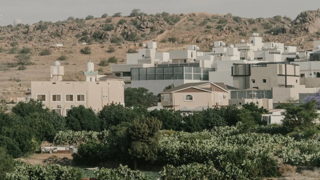 Vista aérea de casas entre árboles verdes en las colinas de los alrededores de Taif, zona de una excursión a Al Shafa desde Taif