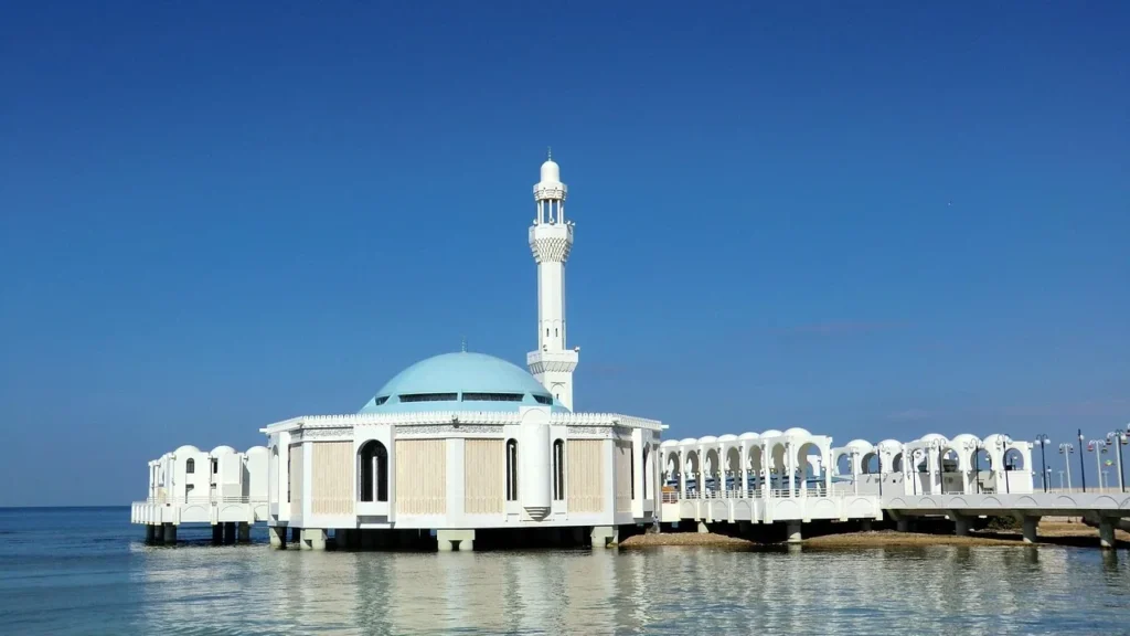 La mezquita Al-Rahmah, la mezquita flotante de Yeda, alzada sobre el mar Rojo sobre sus pilares, con su alminar blanco