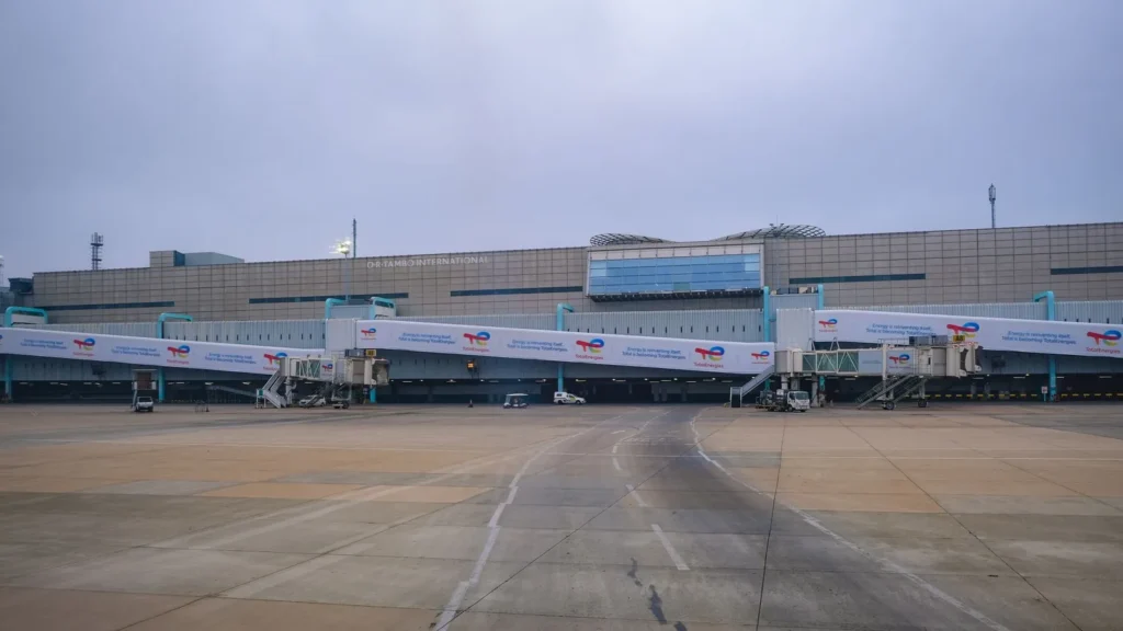 Terminal de aeropuerto con pasarelas de embarque hacia la plataforma, punto final de un traslado a salidas del aeropuerto de Yeda