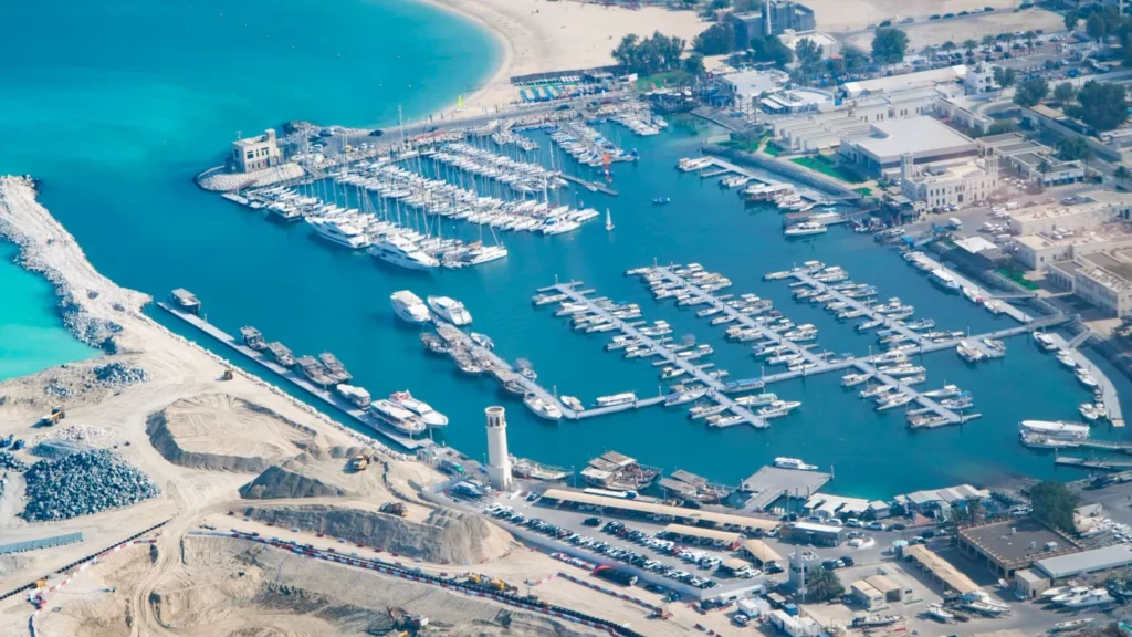 Luftaufnahme einer Marina mit Jachten am türkisfarbenen Küstenwasser, ein Ziel im Reiseplan für Jeddah und Yanbu