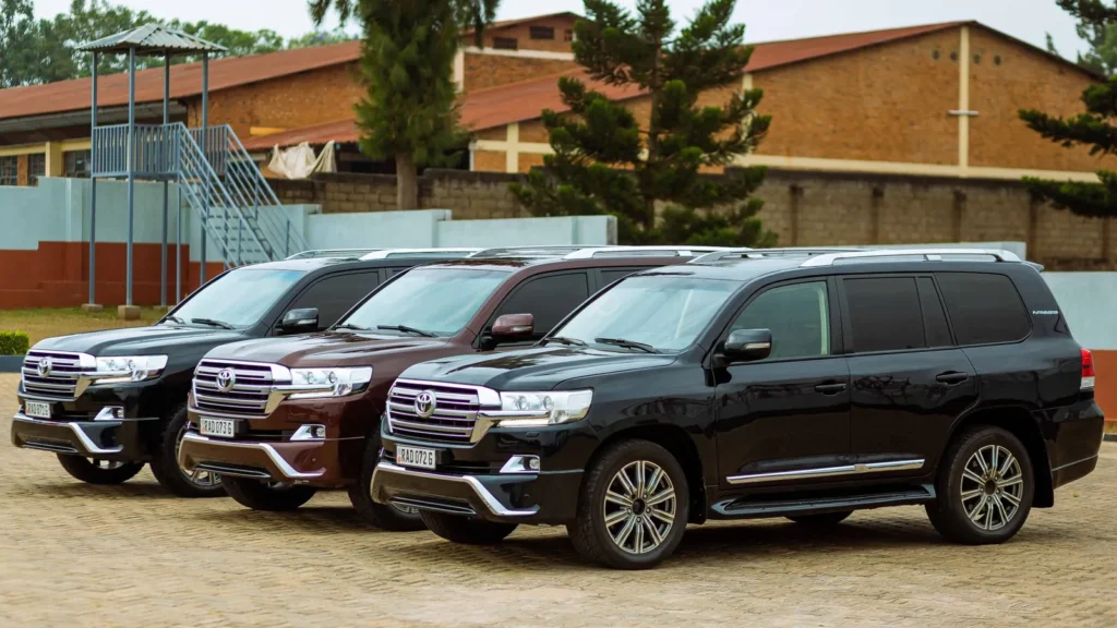 Tres todoterrenos Toyota Land Cruiser negros aparcados uno al lado del otro, ejemplo de las categorías de taxi en Yeda
