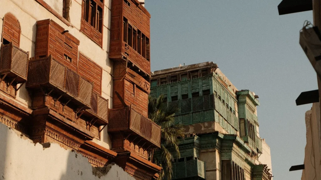 Historisches Gebäude in Jeddah mit hölzernen Erkern und Gitterfenstern in Al-Balad, nahe dem Tariq Abdulhakim Museum in Jeddah