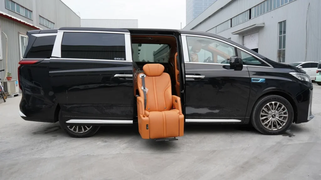 Monovolumen negro con un asiento giratorio orientado hacia la puerta lateral para subir con facilidad, útil para un taxi al hospital en Yeda
