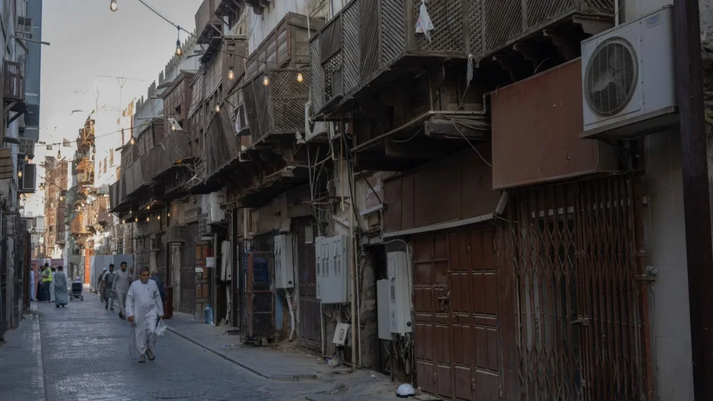 Calle tranquila de Al Balad, en Yeda, flanqueada por antiguos edificios de varias plantas, cerca de teamLab Yeda, adonde se llega en taxi