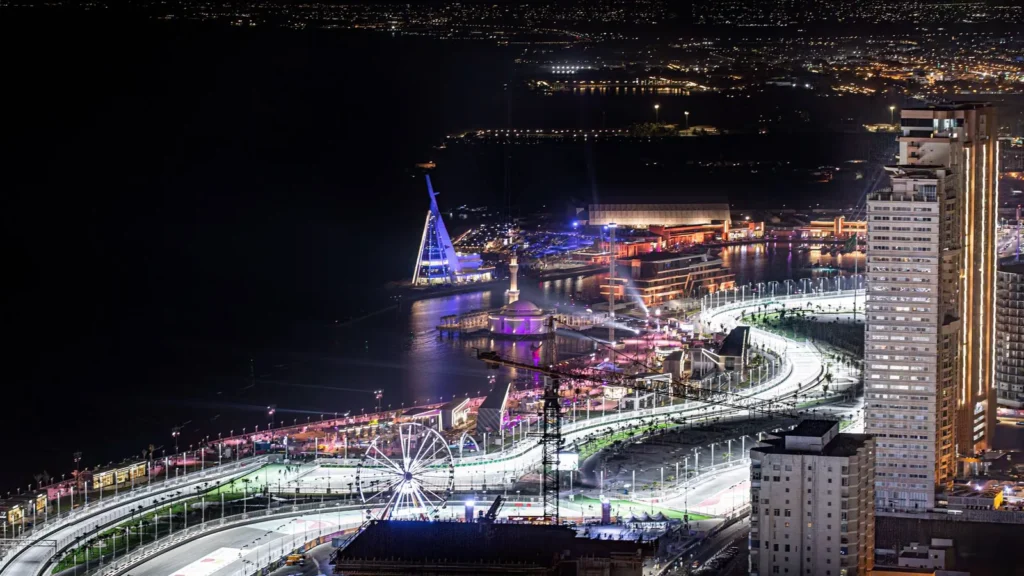 La Corniche de Yeda de noche vista desde lo alto, con las luces de la ciudad y el circuito del frente marítimo, cerca de la fuente del Rey Fahd