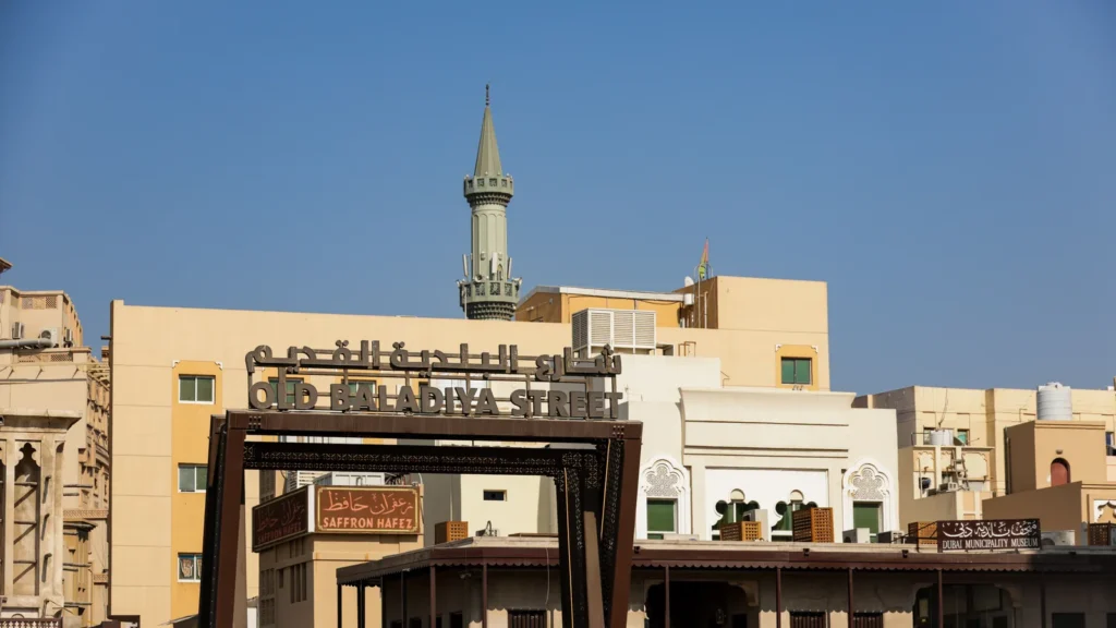 Alte Baladiya-Straße mit traditionellen Häusern und Minarett – fragen abholung flughafen jeddah