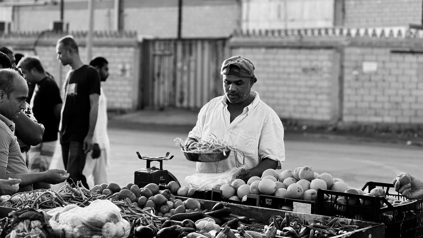 Street vendor selling fruit and vegetables in Jeddah – become a Jeddah transport partner